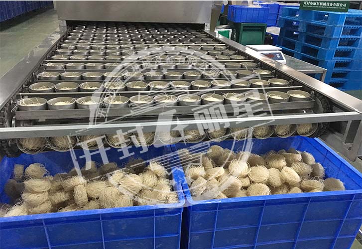 什么样的速食粉丝设备一天能做 10 万块酸辣粉饼？？？？？？？